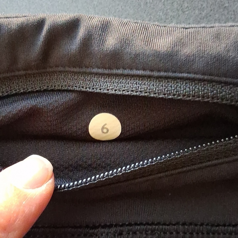 Lululemon Inspire Crop Black 6 Leggings Pattern Yoga Athleisure - Picture 8 of 10